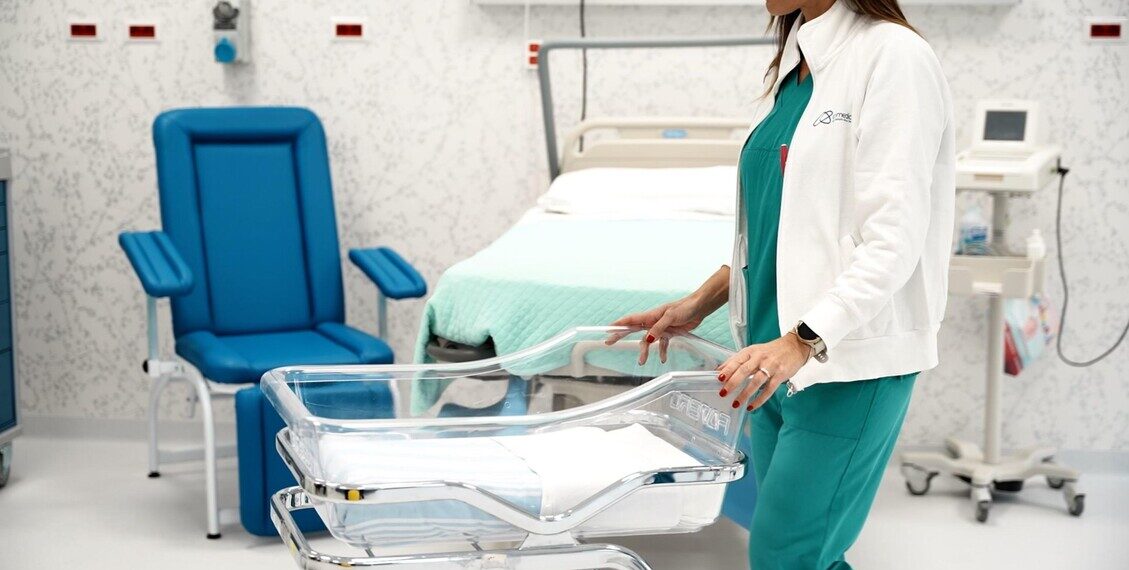 Partorisce in auto nel Cremonese, stanno bene mamma e figlia