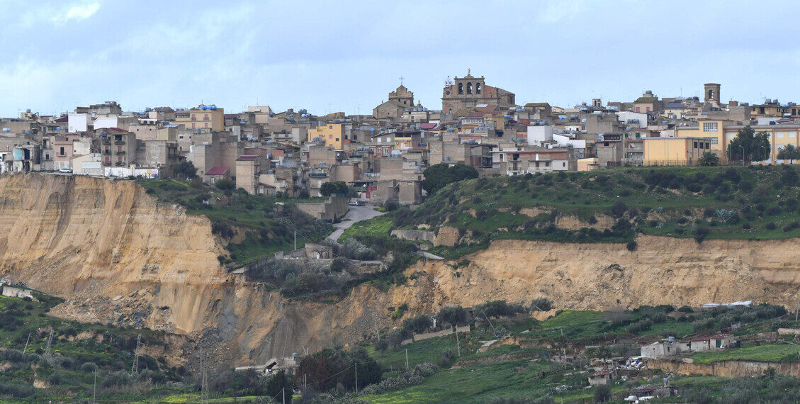 Polemica sui fondi, insorgono le opposizioni: ‘Uno spreco usarli per il Ponte’