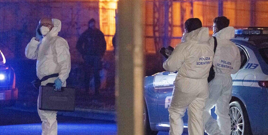 Giovane punta un’arma a salve, ucciso dalla polizia a Milano