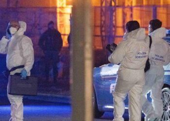 Giovane punta un’arma a salve, ucciso dalla polizia a Milano