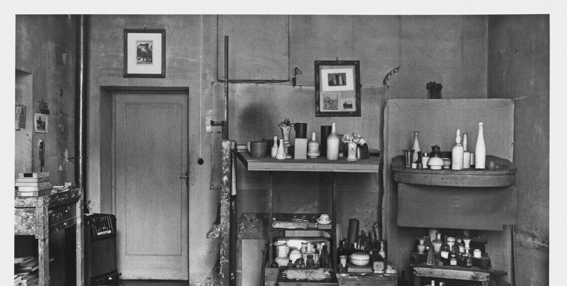 Alle Gallerie d’Italia lo studio di Morandi nelle foto di Berengo Gardin