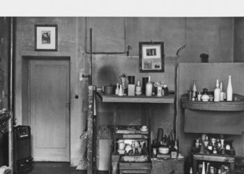 Alle Gallerie d’Italia lo studio di Morandi nelle foto di Berengo Gardin
