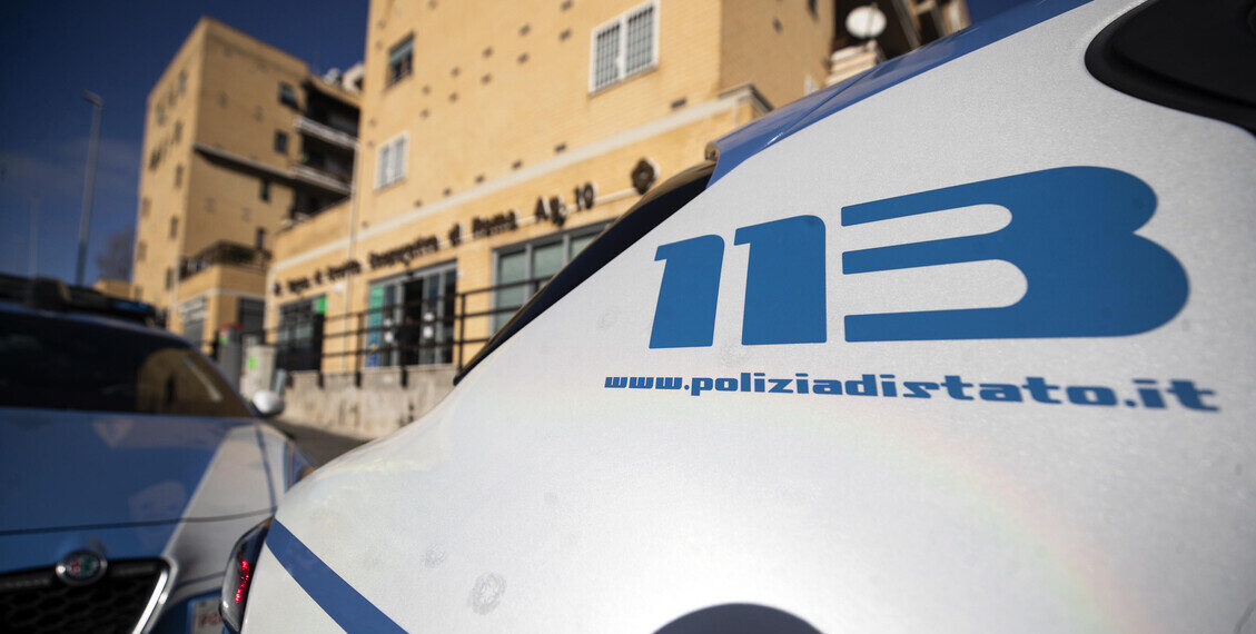 Ucciso da agente, sindacalista polizia punta pistola a salve in foto