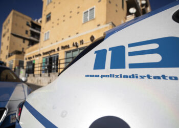 Ucciso da agente, sindacalista polizia punta pistola a salve in foto