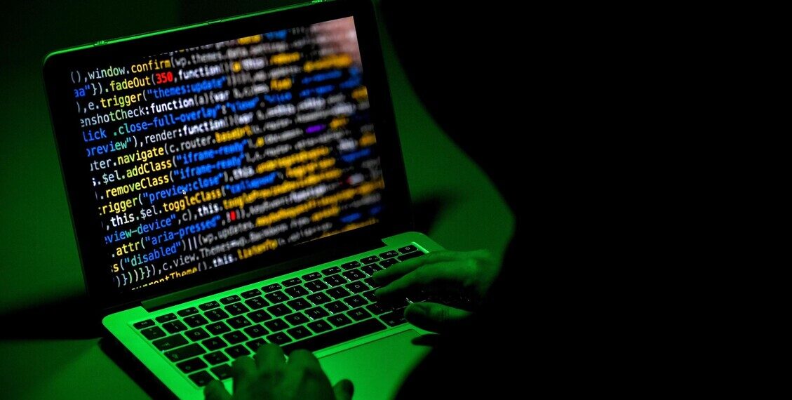 Inneggiava allo Stato islamico via social, 17enne arrestato a Cantù