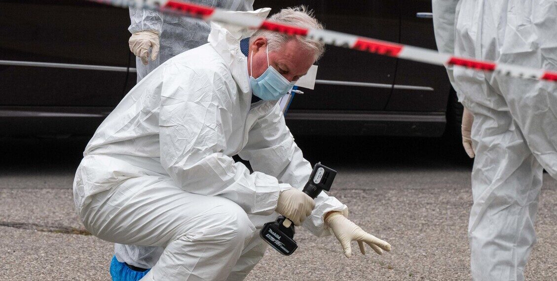 Uomo precipita da un palazzo e muore vicino piazza Duomo a Milano