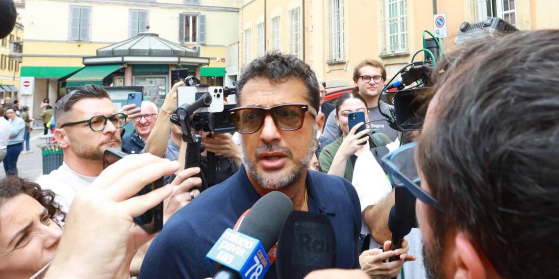 Fabrizio Corona multato dalla Consob per 200mila euro, ha violato il regolamento Ue sulle criptovalute