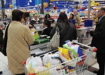 Fiducia dei consumatori in lieve aumento ma gli italiani comprano meno