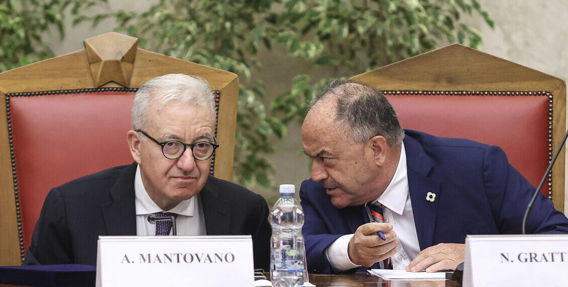 Mantovano contro Gratteri: “Vorrebbe indagare chi dice sì”