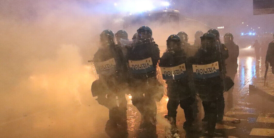Cariche e idranti contro manifestanti al corteo a Milano