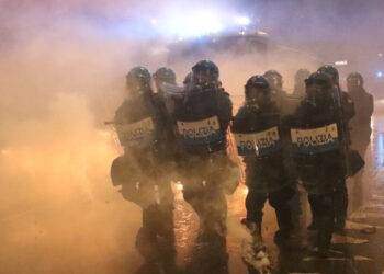 Cariche e idranti contro manifestanti al corteo a Milano