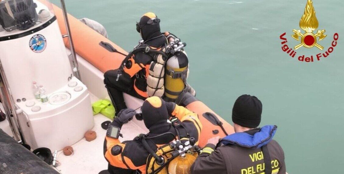 Aggredisce la madre durante una lite e poi scappa, ricerche in mare