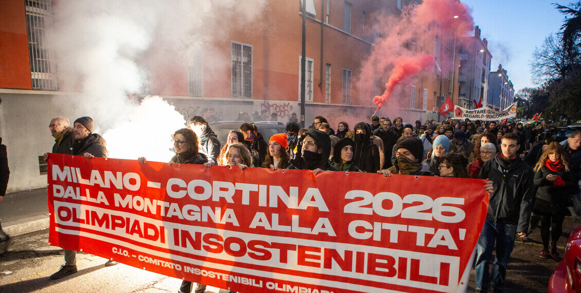 Ancora fumogeni, corteo contro le olimpiadi a Milano verso la tangenziale