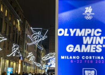 Milano Cortina: la fiamma delle Paralimpiadi arriva in piazza Duomo a Milano