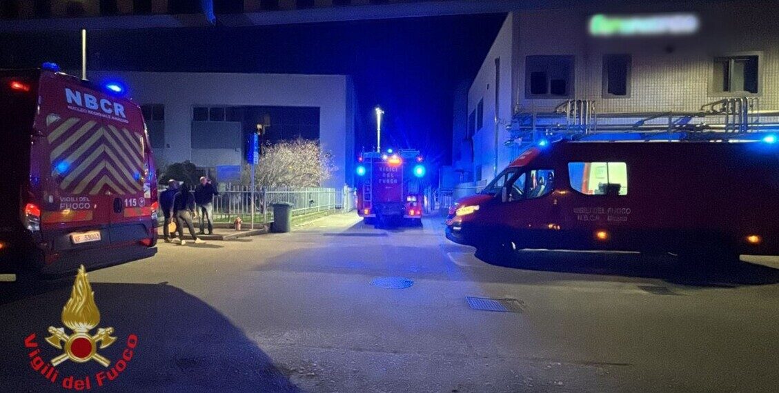 Fiammata in azienda farmaceutica: tre operai feriti, uno è grave