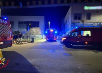 Fiammata in azienda farmaceutica: tre operai feriti, uno è grave