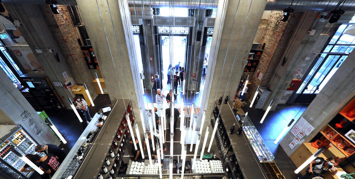 Controlli al Mercato Centrale di Milano, sospese 17 attività commerciali