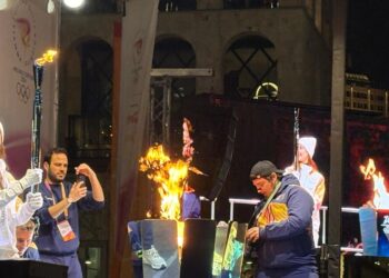 Milano Cortina: Piazza Duomo accoglie la fiamma, acceso il braciere