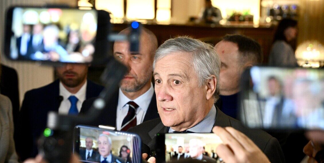 Tajani e il cappello ‘Maga’, polemiche e sfottò tra i poli