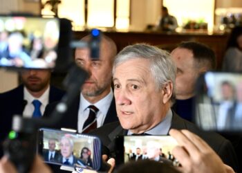 Tajani e il cappello ‘Maga’, polemiche e sfottò tra i poli