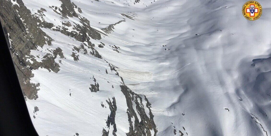 Valanga travolge due sci-alpinisti, uno grave