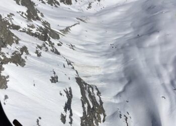 Valanga travolge due sci-alpinisti, uno grave