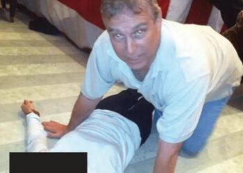 Epstein, i nuovi file: la foto che imbarazza l’ex principe Andrea