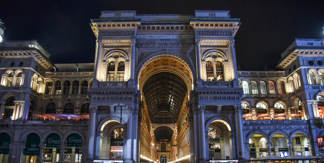 La fiaccola olimpica in piazza Duomo