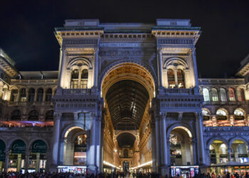 La fiaccola olimpica in piazza Duomo