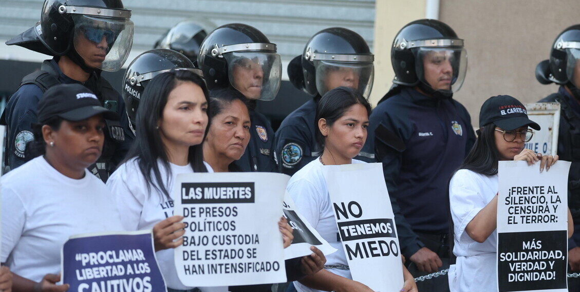 Venezuela, familiari si incatenano per la liberazione dei prigionieri politici