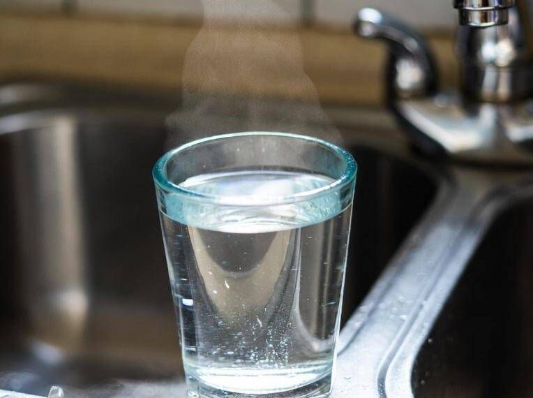 Bere acqua calda fa bene? Falsi miti e (pochi) benefici, le risposte