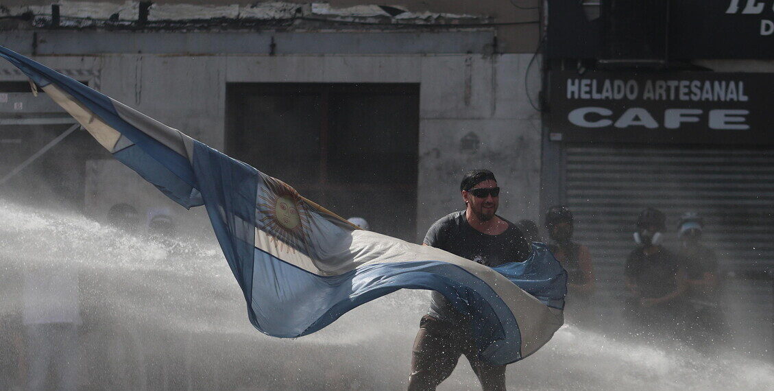 Argentina, scontri davanti al Parlamento: 37 arresti