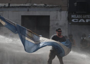 Argentina, scontri davanti al Parlamento: 37 arresti