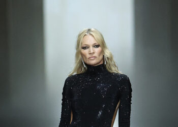 Kate Moss chiude la sfilata di Gucci, la prima di Demna