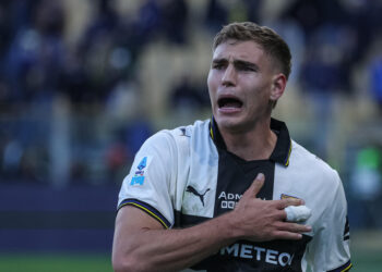 Il Parma batte il Verona all’ultimo respiro, pari tra Cremonese e Genoa