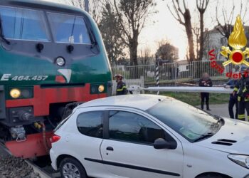 Scontro treno-auto nel Milanese, nessun ferito ma linea interrotta
