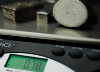 Record per i “compro oro”, +21,6% di gioielli venduti: come evitare truffe