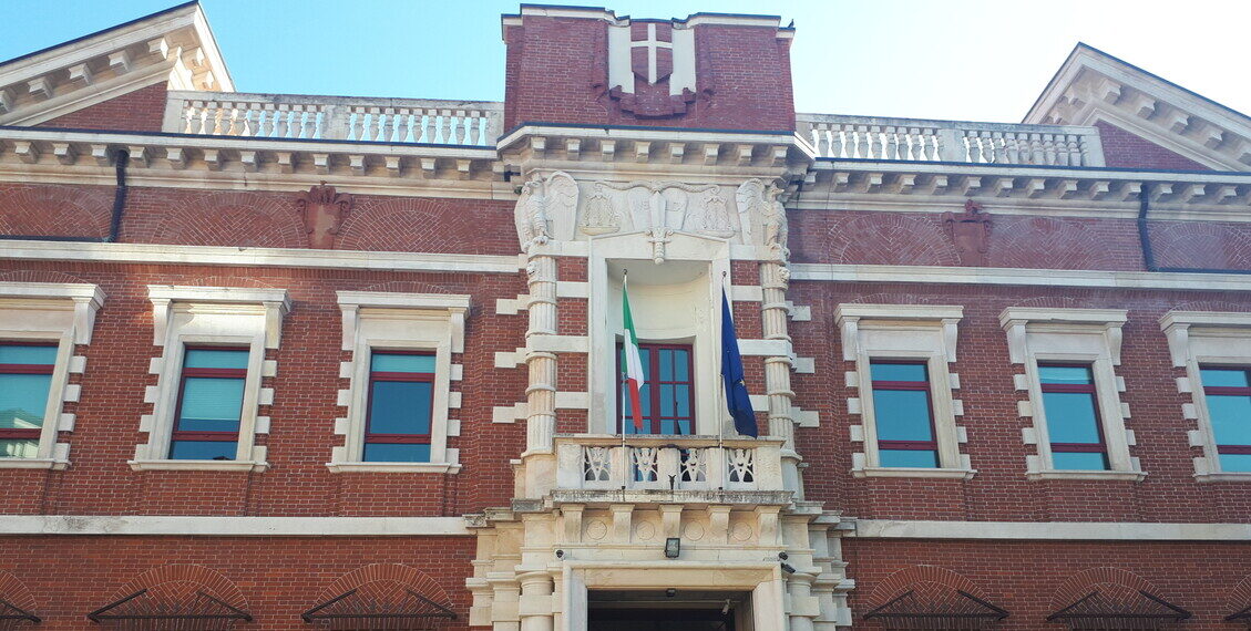 Per la seconda volta sottrae la figlia minore e fugge in Francia, rintracciata