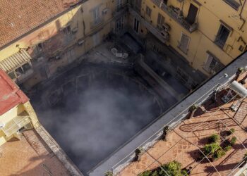 Teatro Sannazaro distrutto, la promessa di Giuli: “Tornerà a splendere”. Oggi il ministro a Napoli
