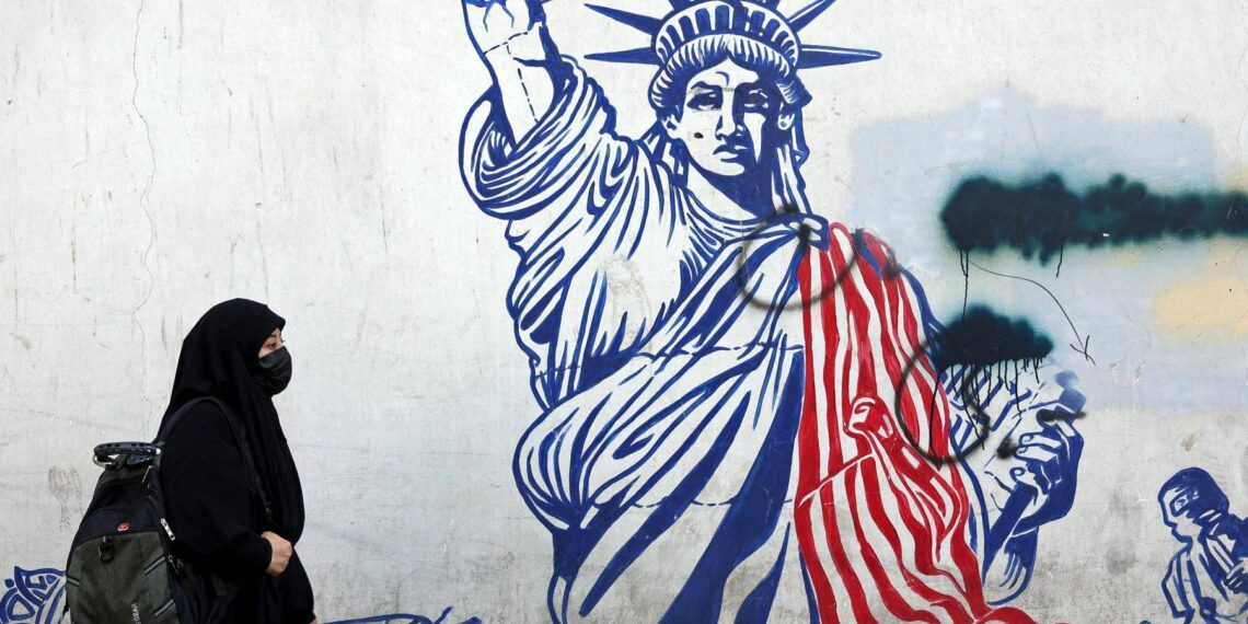 Iran, Trump boccia i negoziati: “Non sono contento”. Attacco più vicino, i segnali