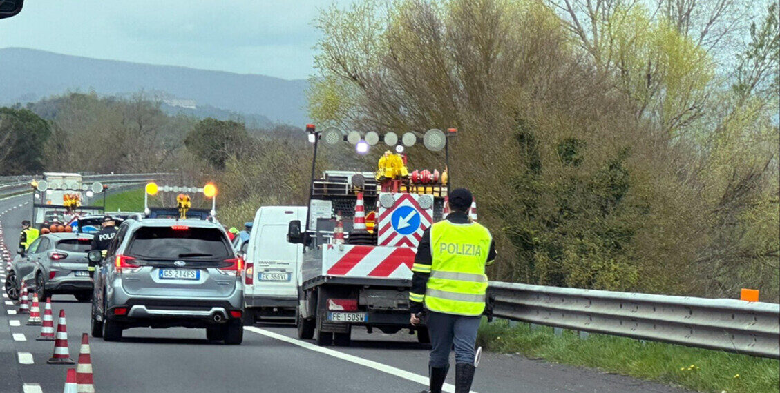 Operaio al lavoro in strada travolto e ucciso da auto nel Milanese
