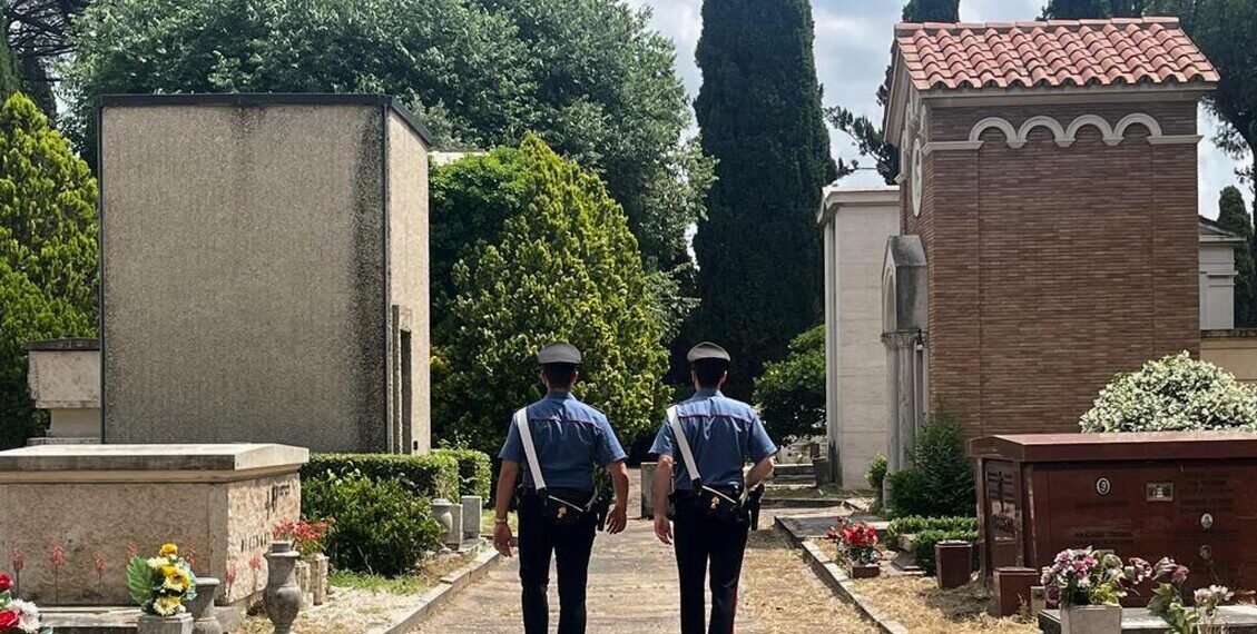 Incursione al cimitero, vandalizzata tomba e bruciate ossa