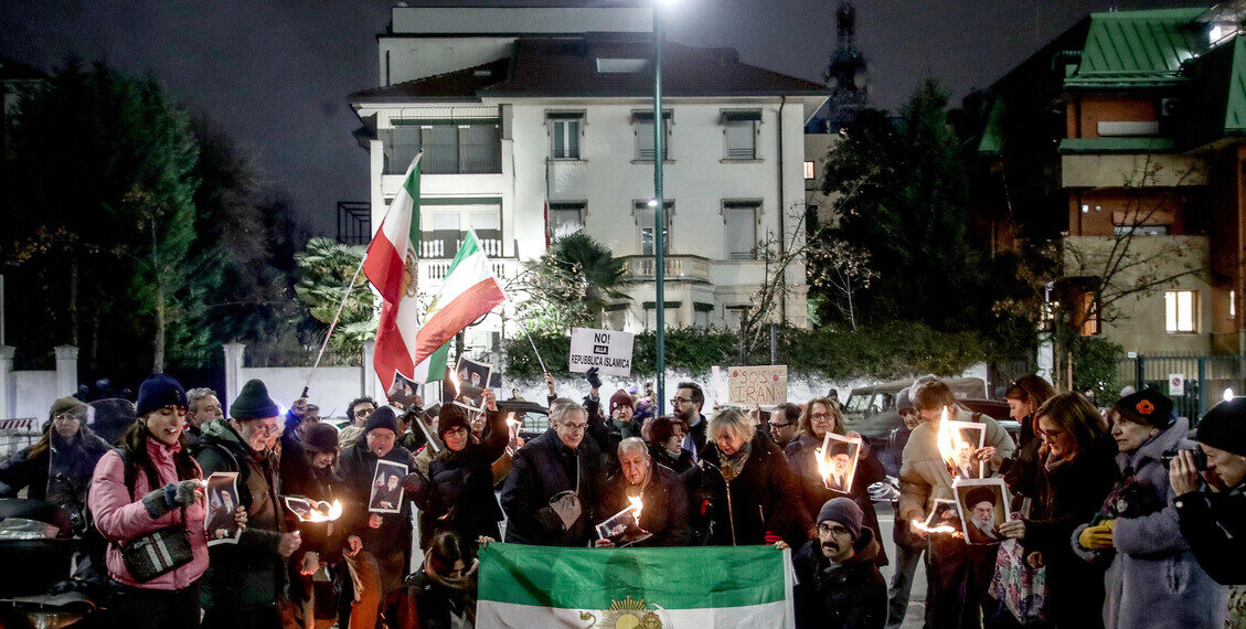 Manifestanti iraniani in festa davanti al consolato a Milano