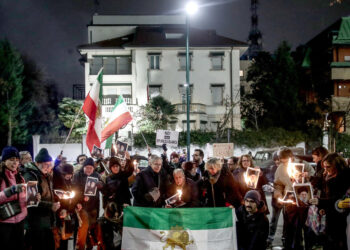 Manifestanti iraniani in festa davanti al consolato a Milano