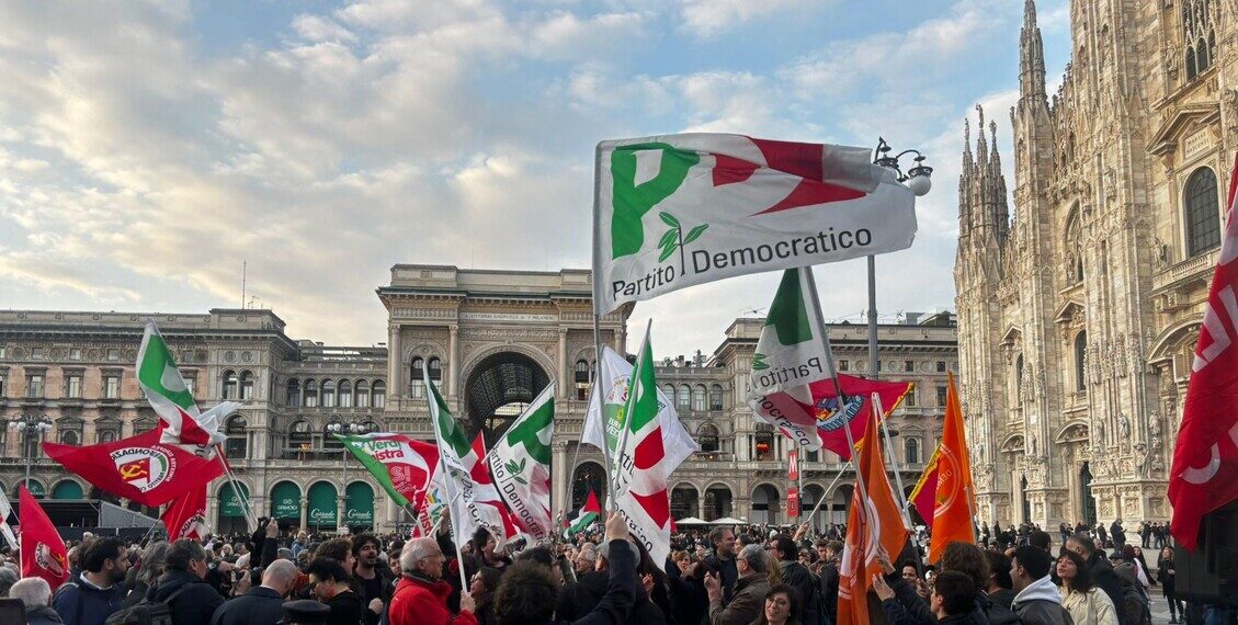 A Milano centrosinistra, Cgil e Anpi festeggiano il No in piazza Duomo