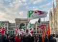 A Milano centrosinistra, Cgil e Anpi festeggiano il No in piazza Duomo