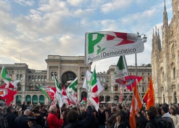 A Milano centrosinistra, Cgil e Anpi festeggiano il No in piazza Duomo