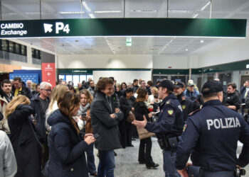 Studenti rientrati dagli Emirati fra abbracci e baci, ‘siamo a casa’