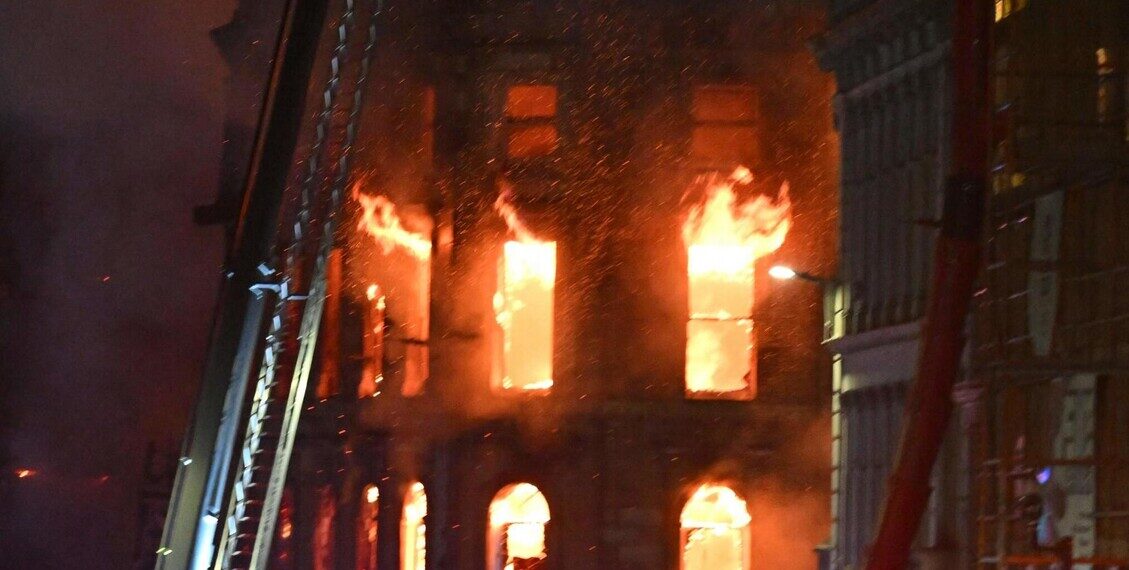 Enorme incendio alla stazione centrale di Glasgow