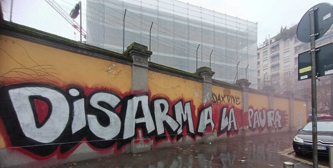 Corteo per Dax, murales ‘Disarmiamo la paura’ su una caserma